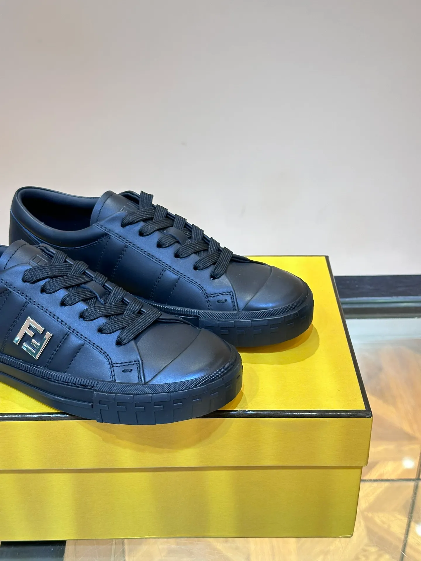 Men's Men's Shoes 💰380 [New Style] 🍿🍿Fendi Fendi Casual Sneakers Skateboard Shoes, the new Domino sneakers have become a favorite shoe. For those who want to create a simple and FENDI-characteristic look, this shoe is the perfect choice. Because this sneaker is one of the most cost-effective among FENDI's entry-level sneakers, it provides a great opportunity to attract and attract all customers who love easy and comfortable everyday sneakers. Size: 38-45 (men’s size 38.45 customized)